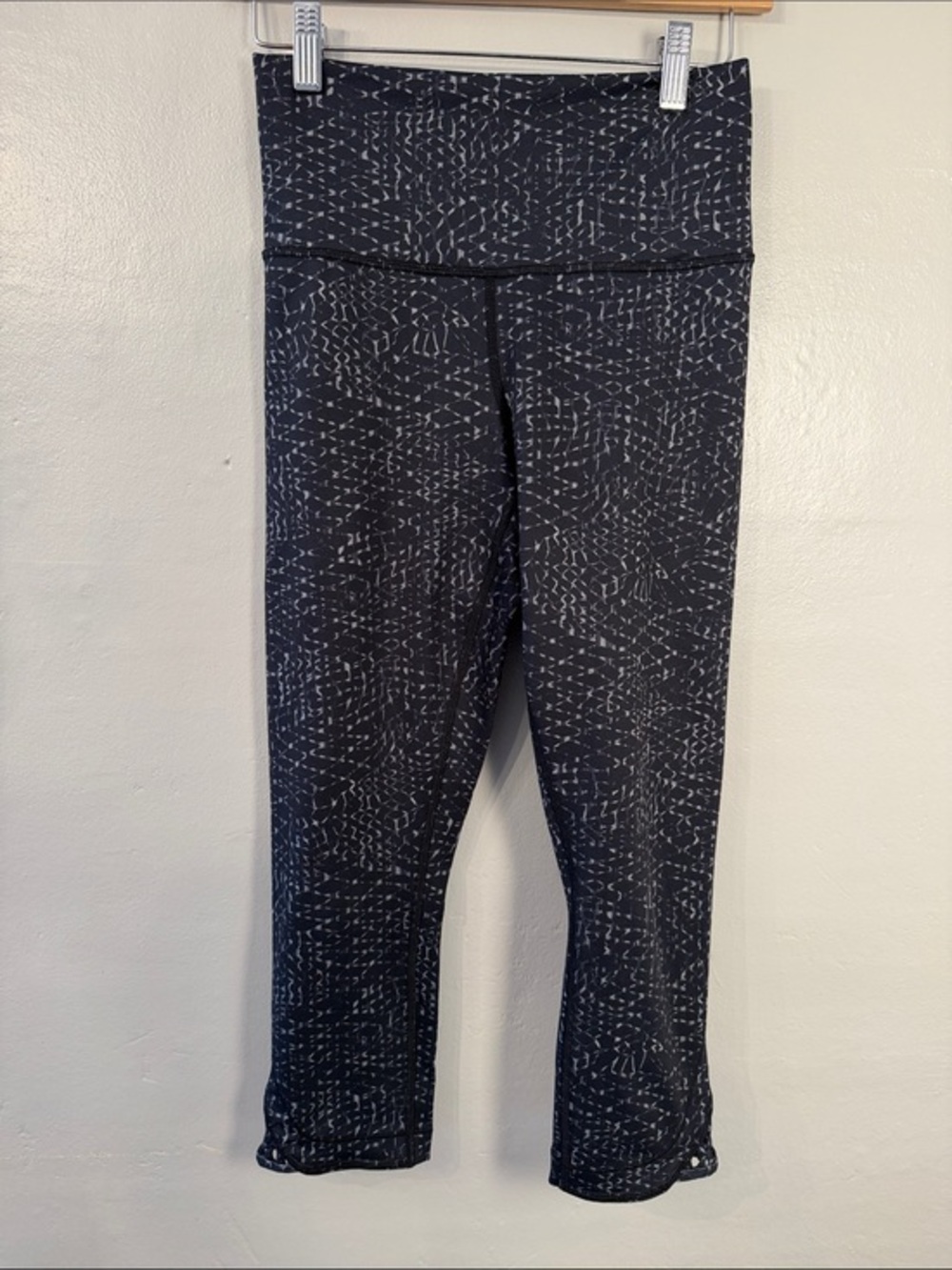 Lululemon women’s cropped leggings